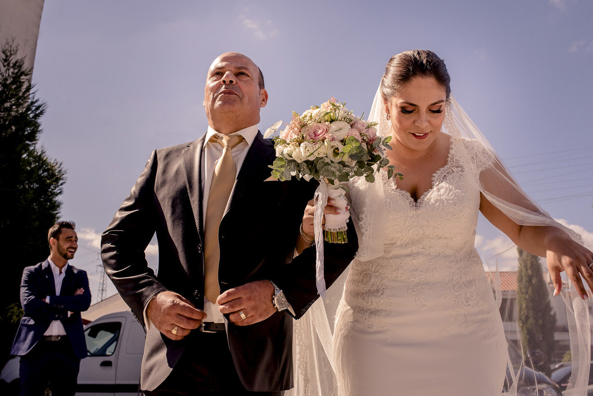 noiva e pai prontos para o casamento