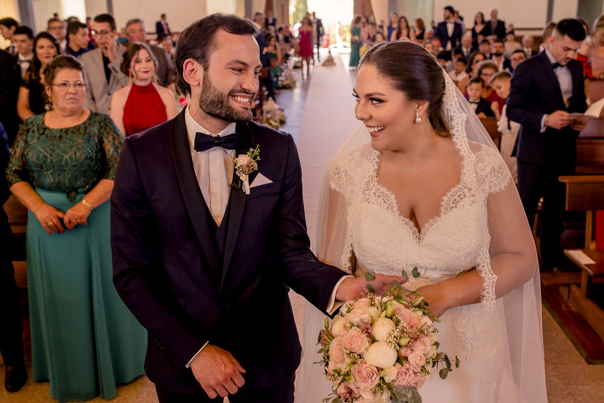 noivos emocionados no altar