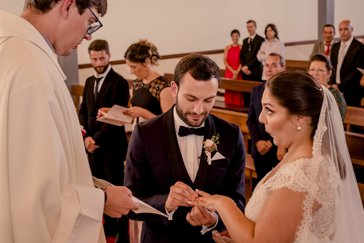 noivos trocam alianças