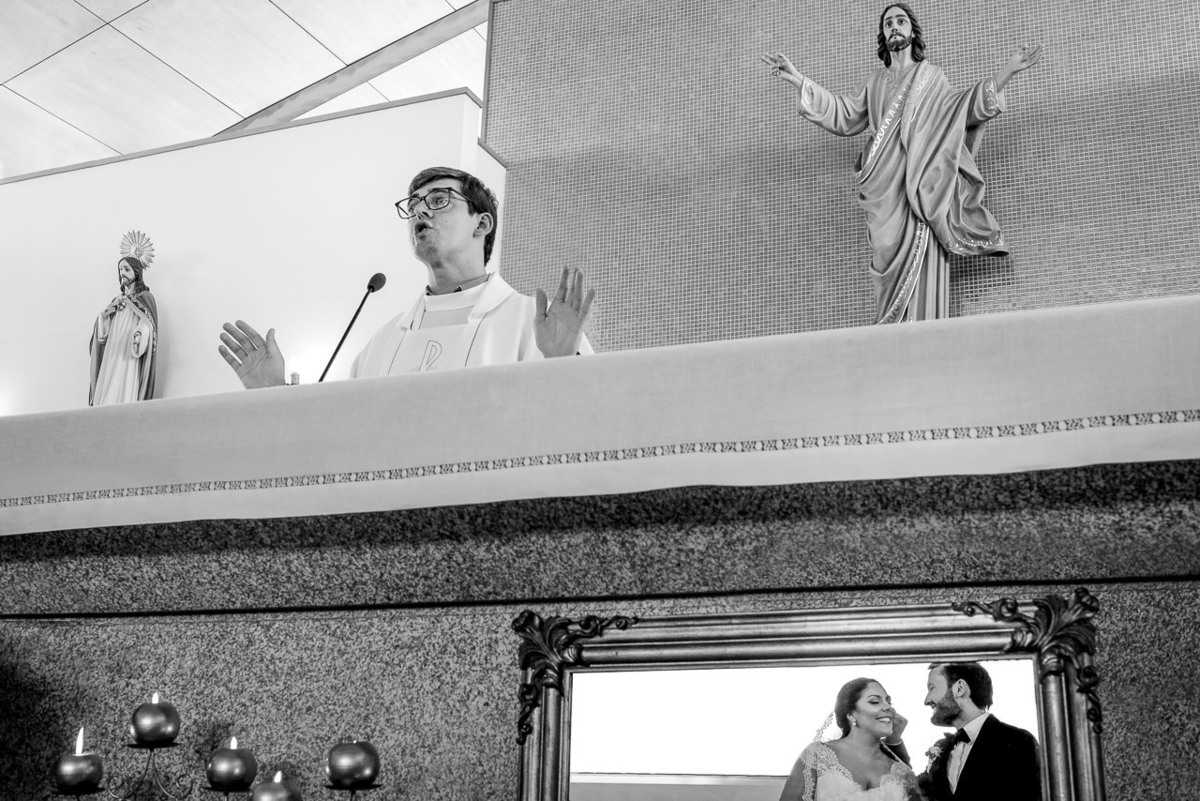 Noivos descontraídos na igreja