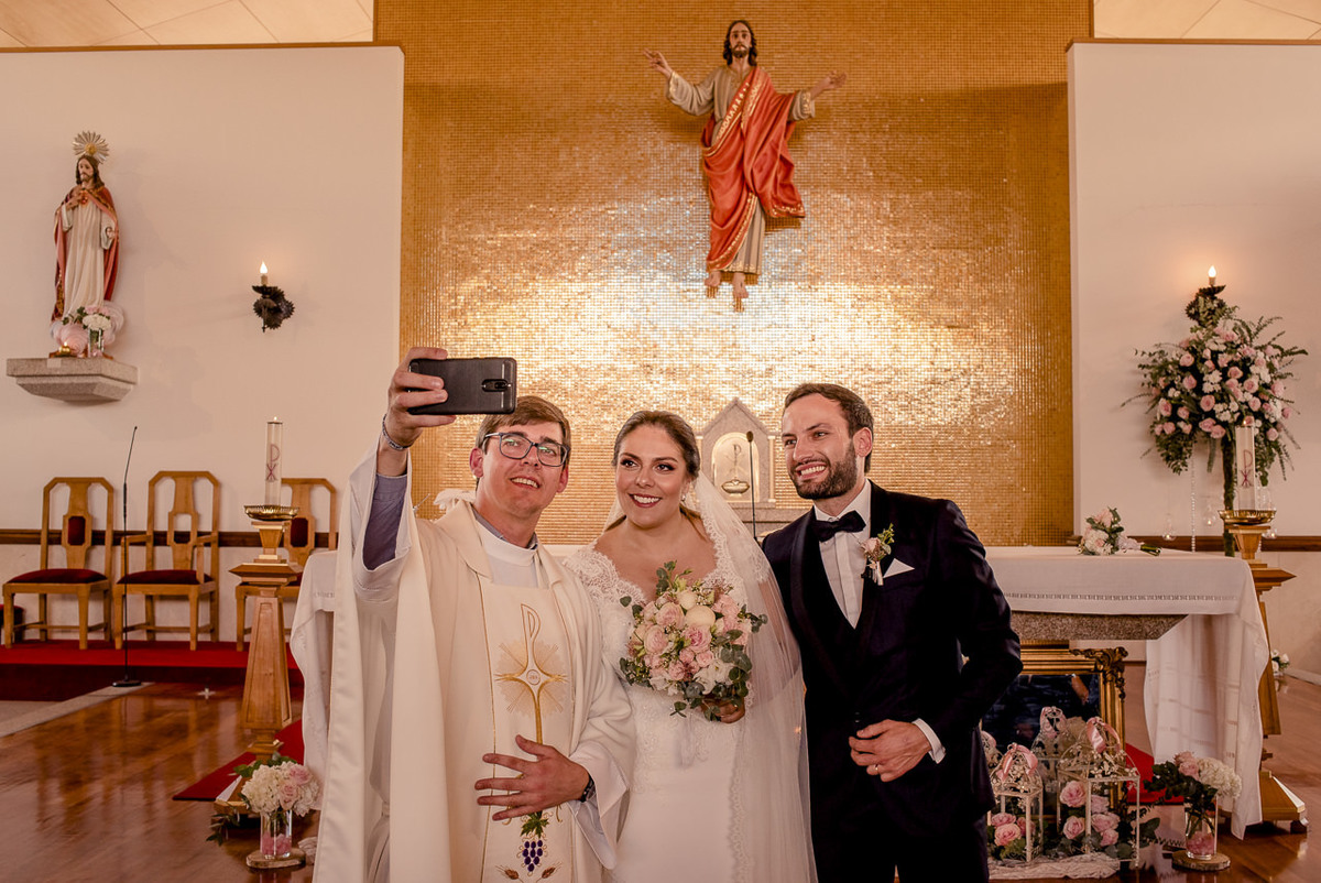 Selfie com o padre e noivos