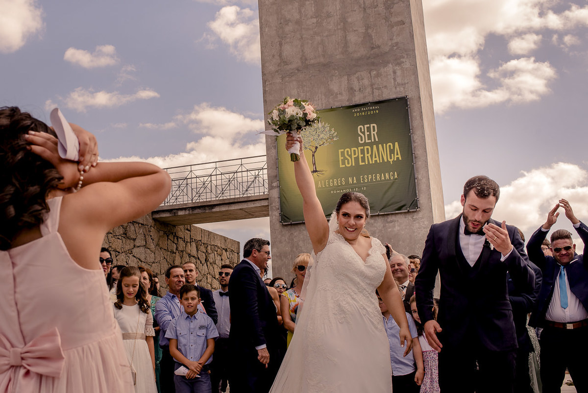 noivos saem da igreja em Fafe