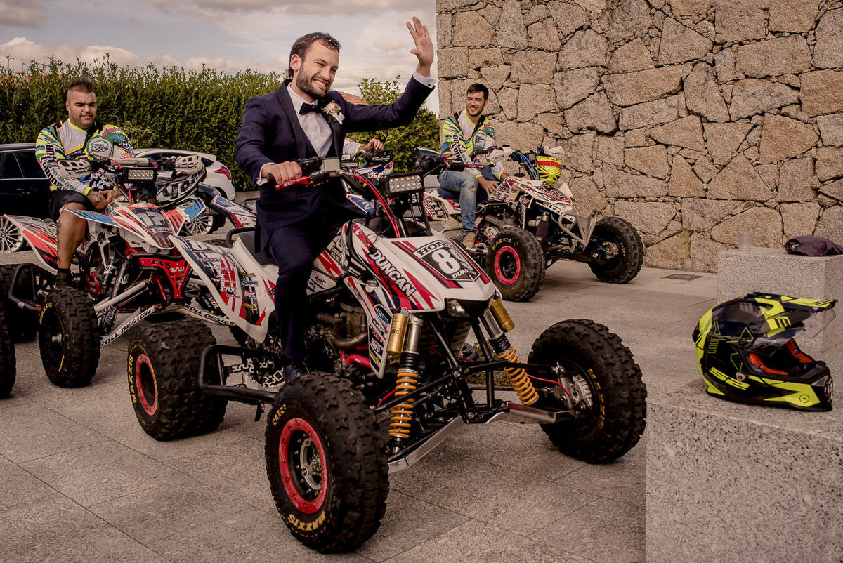 Noivo de moto 4 no casamento