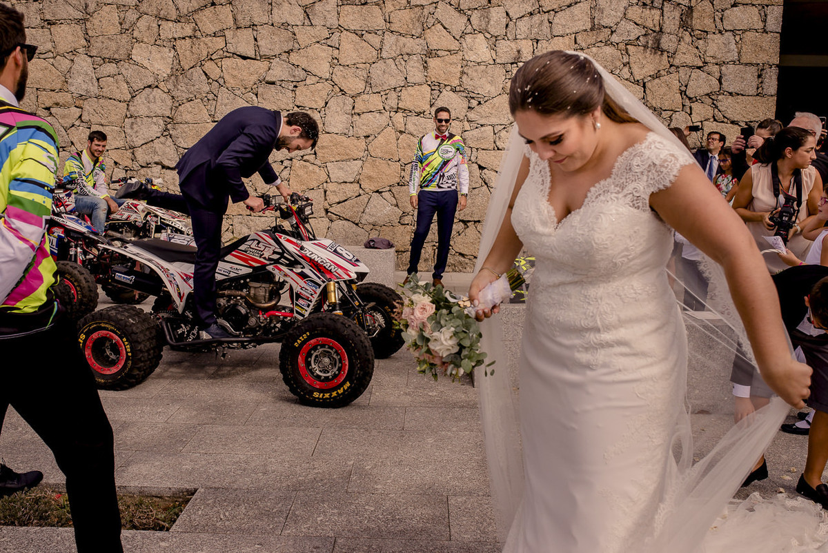 noivos juntos com moto4 no casamento