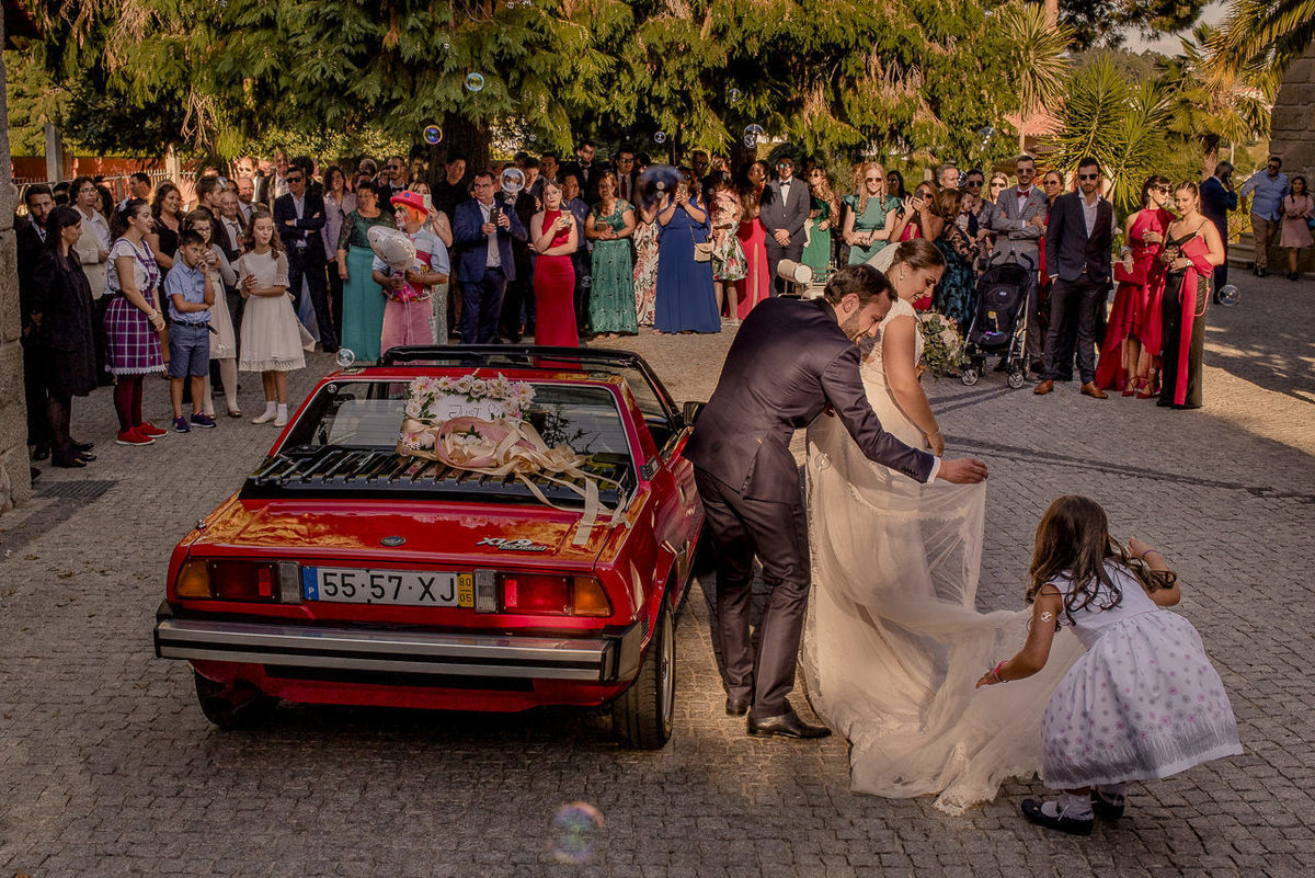 noivos chegam na festa do seu casamento