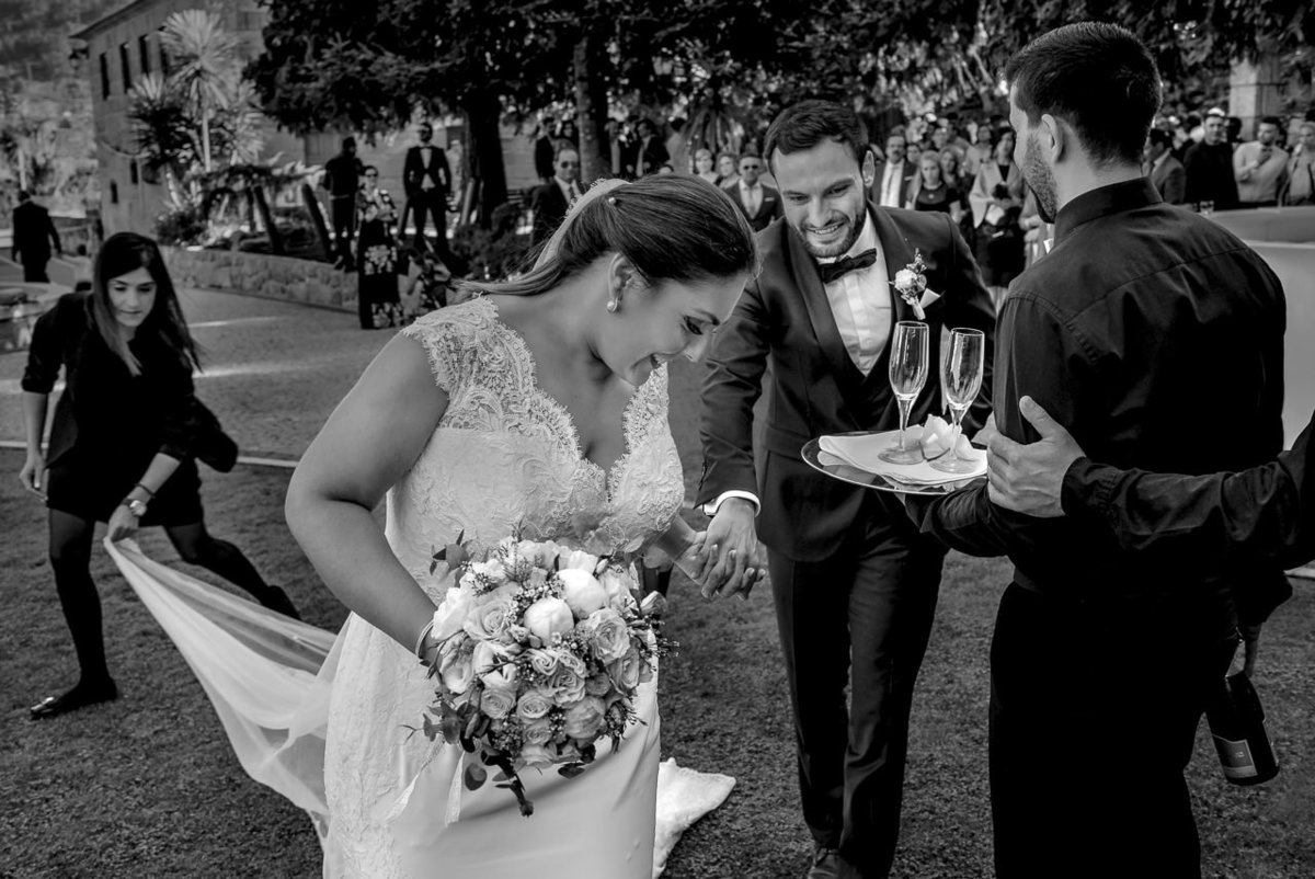 foto descontraída de casamento em Portugal