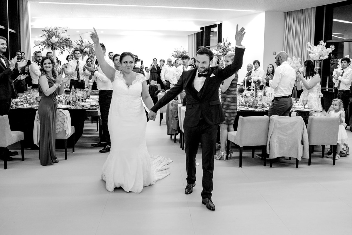 entrada dos noivos na festa em casamento Fafe