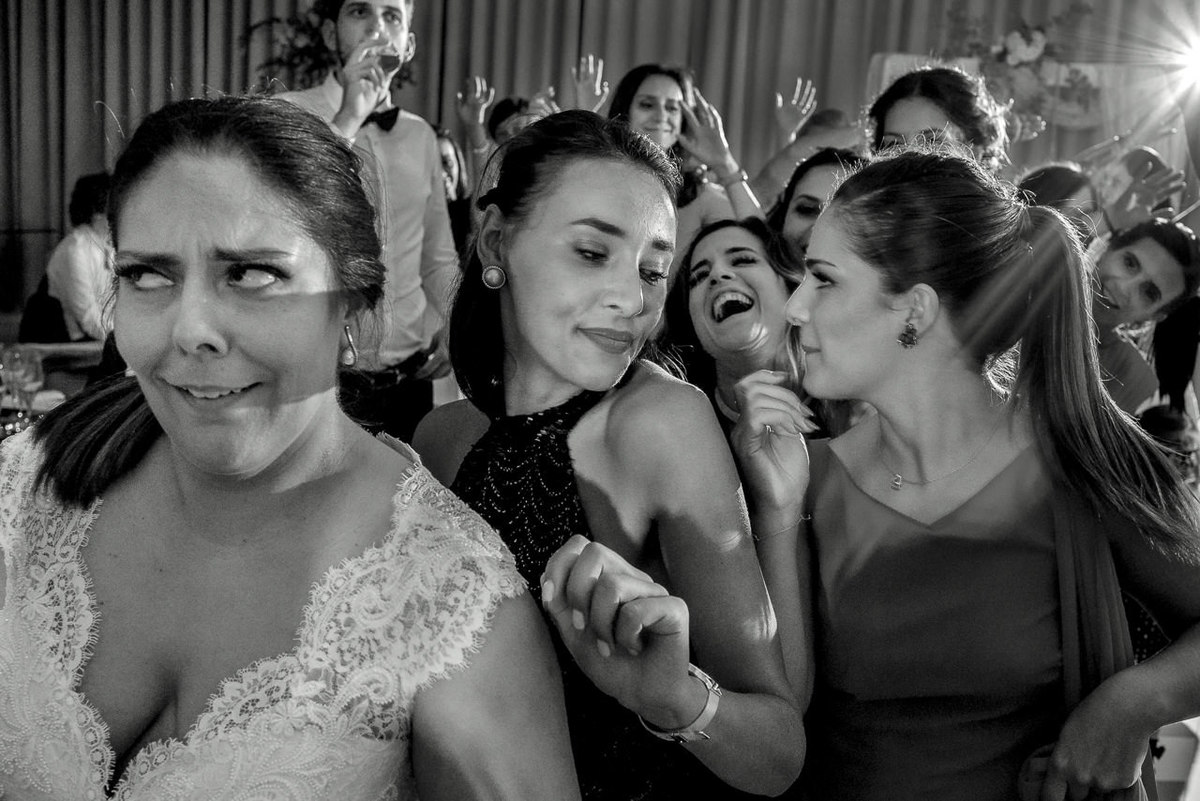 noiva divertida em casamento