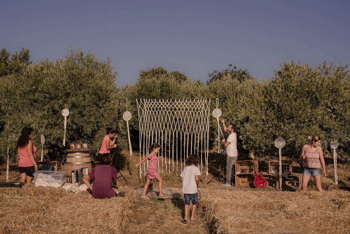 Noivos e familia fazem decoração para casamento em casa