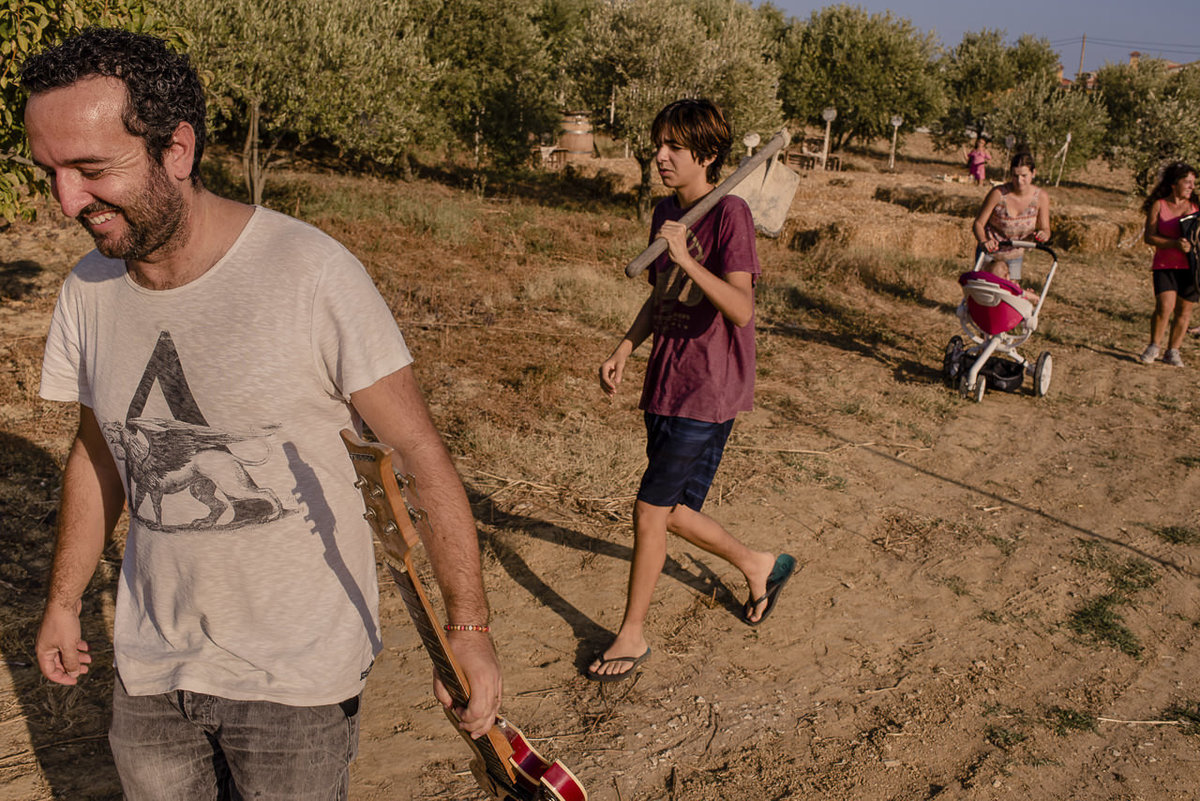 Noivos fazem decoração para casamento em casa em Portugal