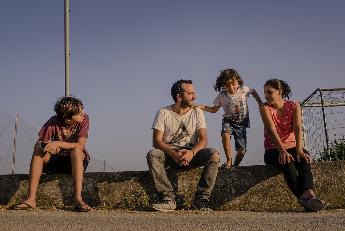 Família preparando a decoração para o casamento caseiro