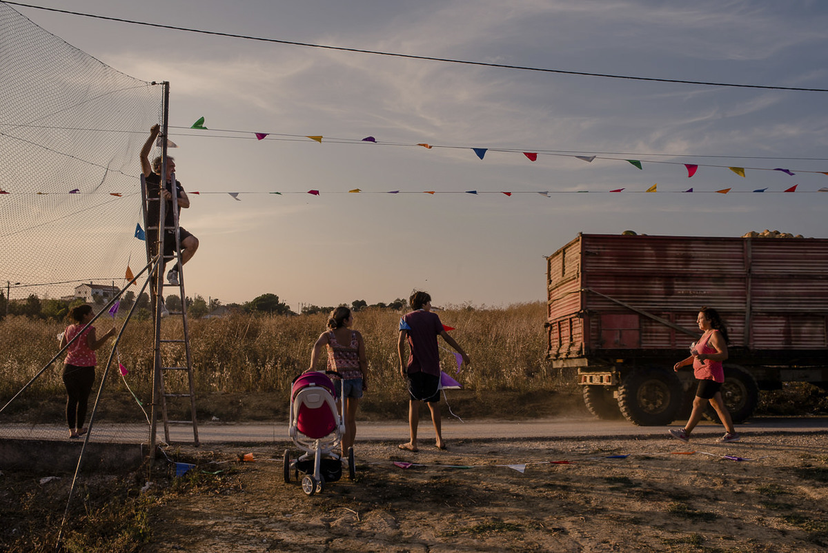 Noivos fazem decoração para casamento rustico na sua em casa em Portugal