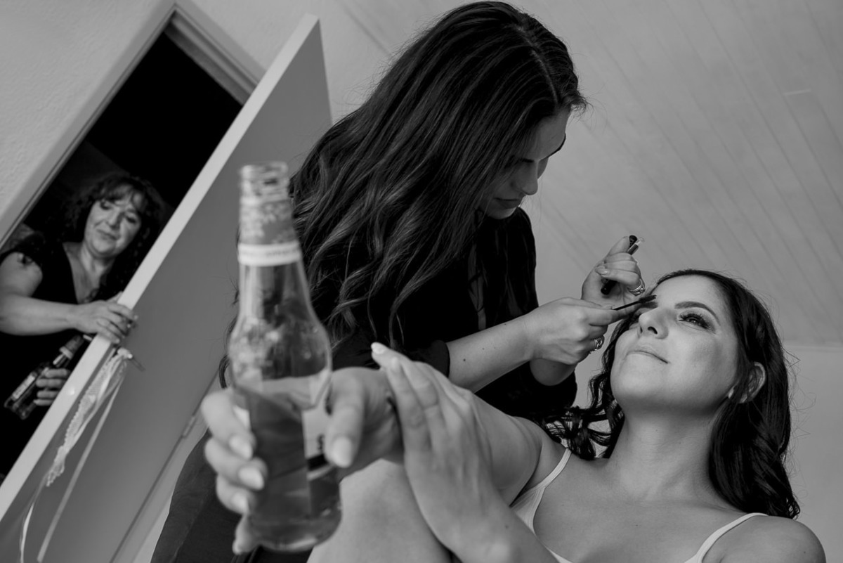 preparação da noiva com muita bebida e estilo
