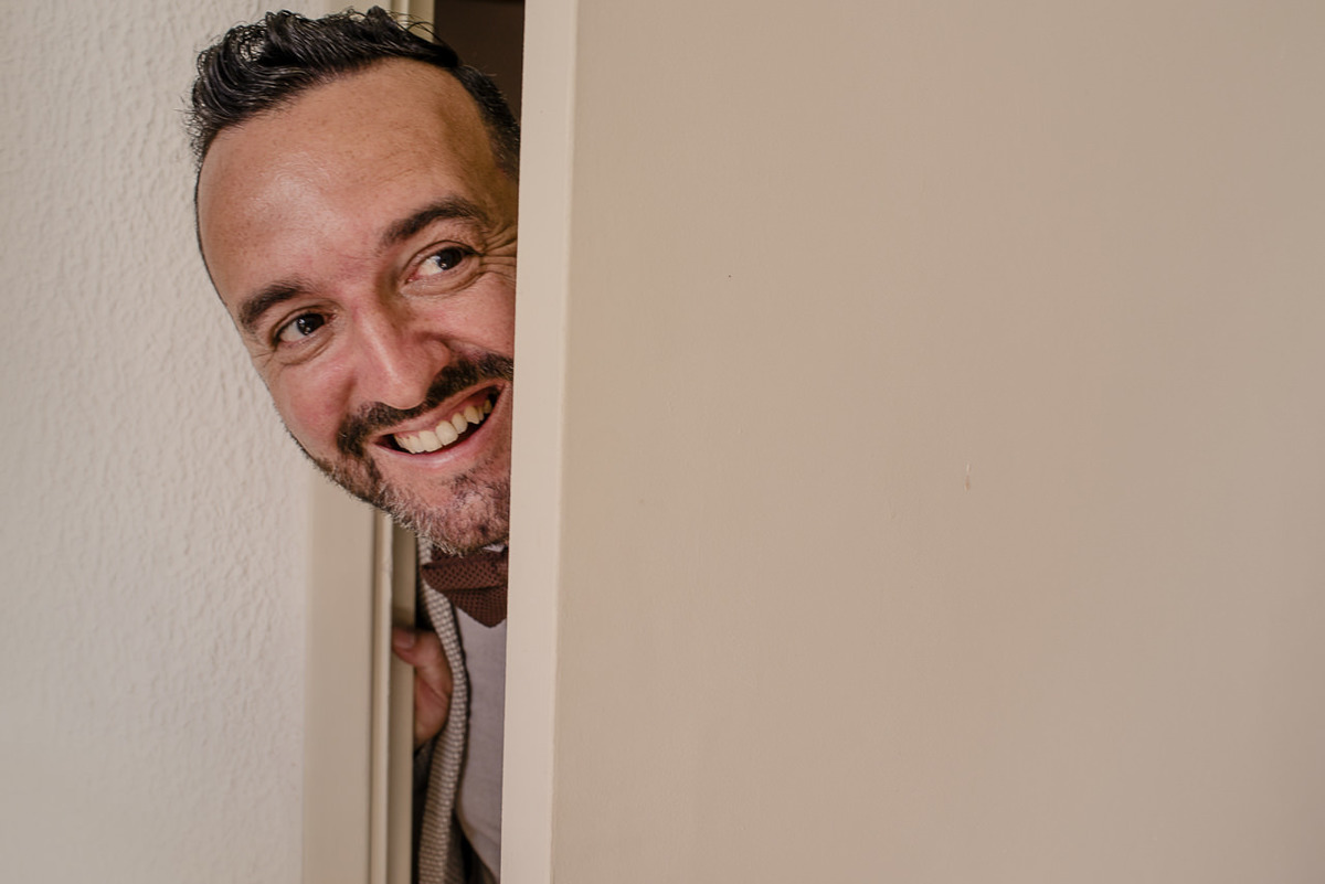 Noivo espreita a noiva enquanto ela e as madrinhas se vestem