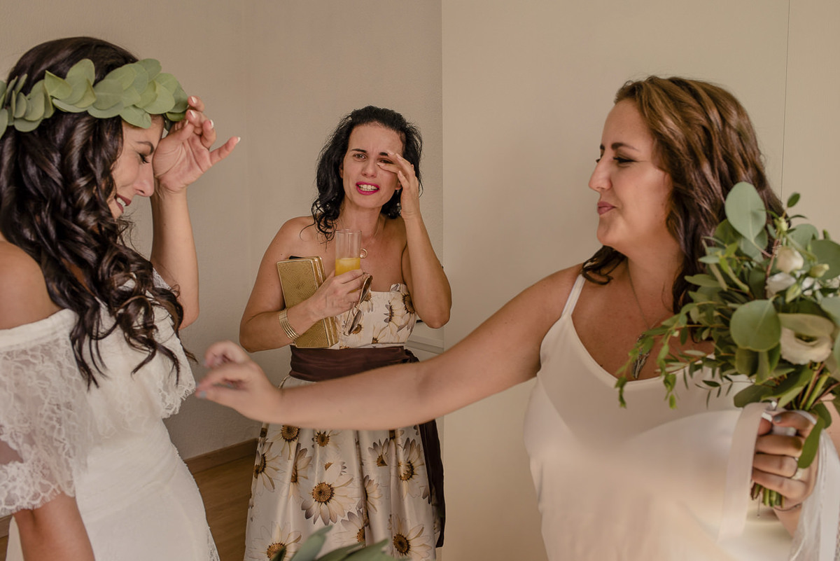 noiva emocionada depois de pronta