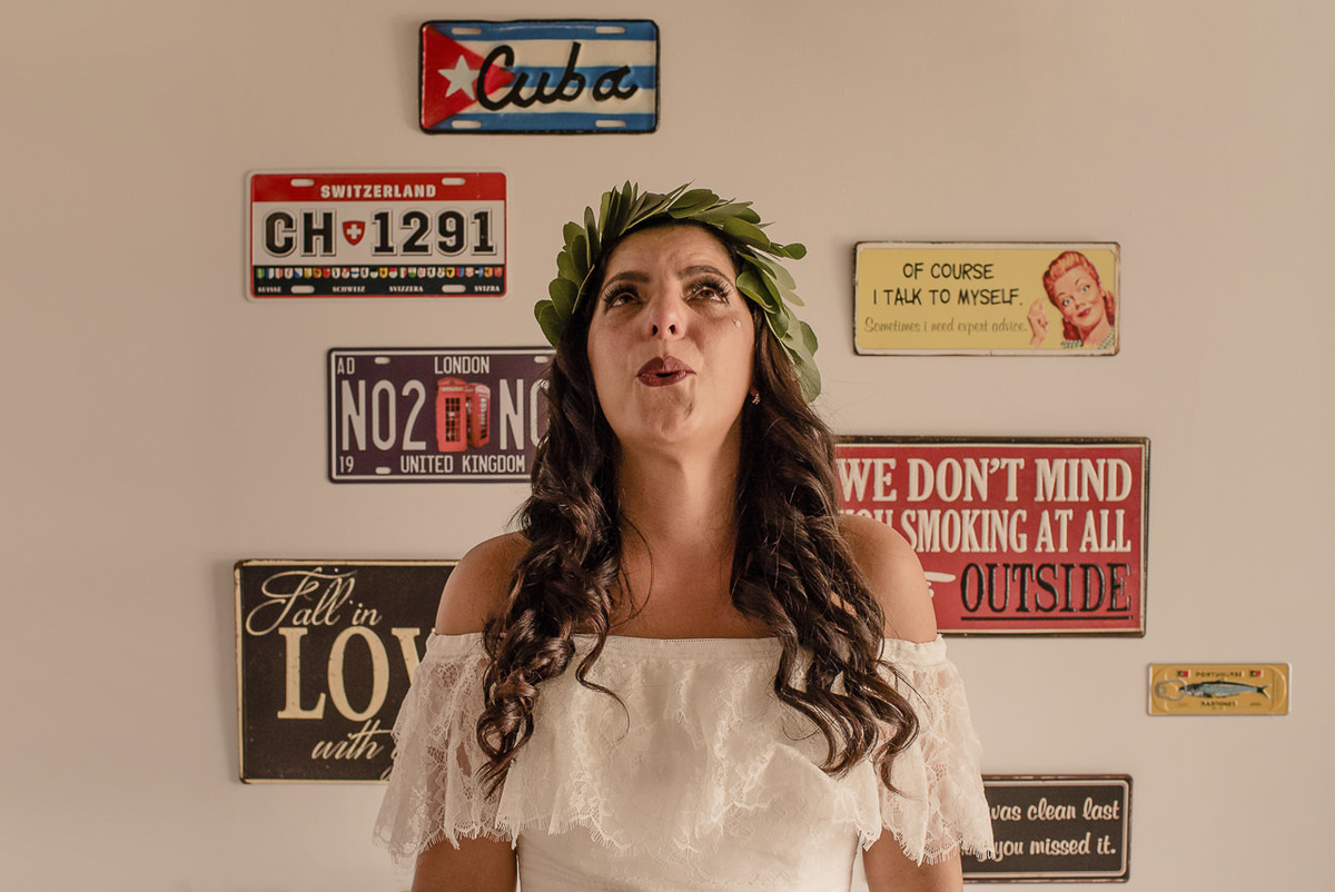 noiva emocionada antes do seu casamento em Portugal