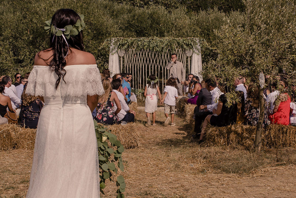 Entrada da noivo com os seus filhos em casamento