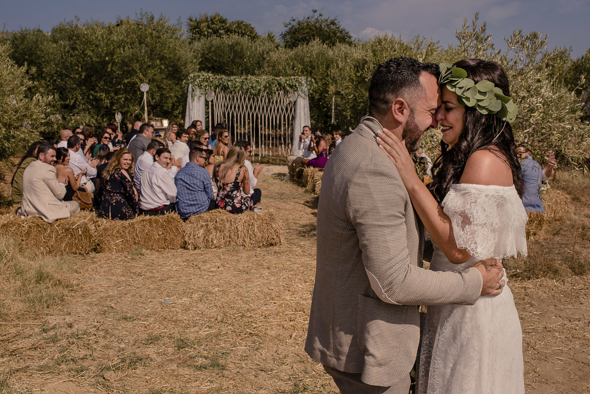 noivo recebe noiva na cerimonia