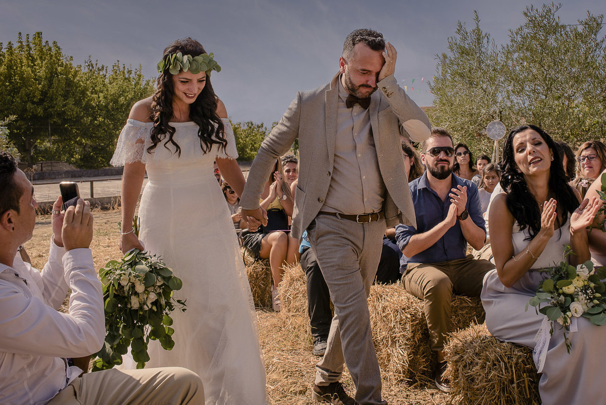 noivos emocionados no inicio da cerimonia