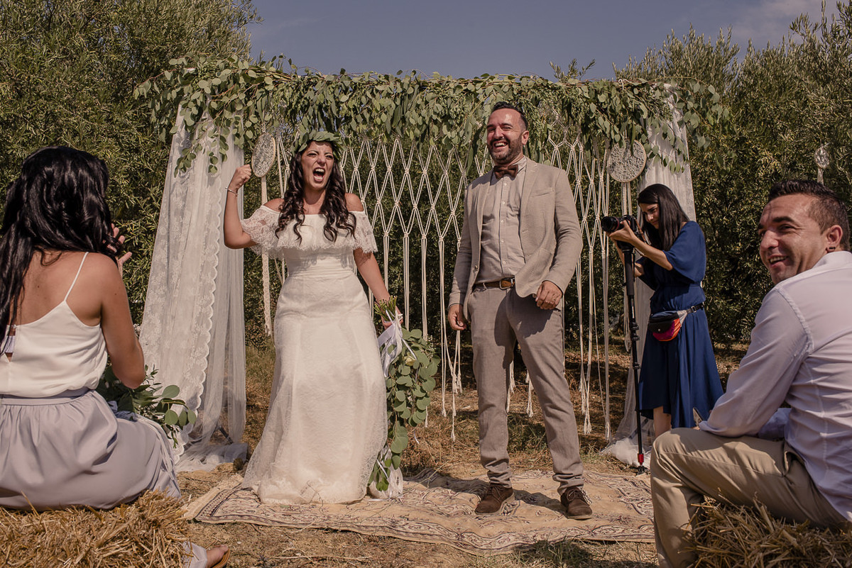 noivos felizes e descontraídos na cerimonia