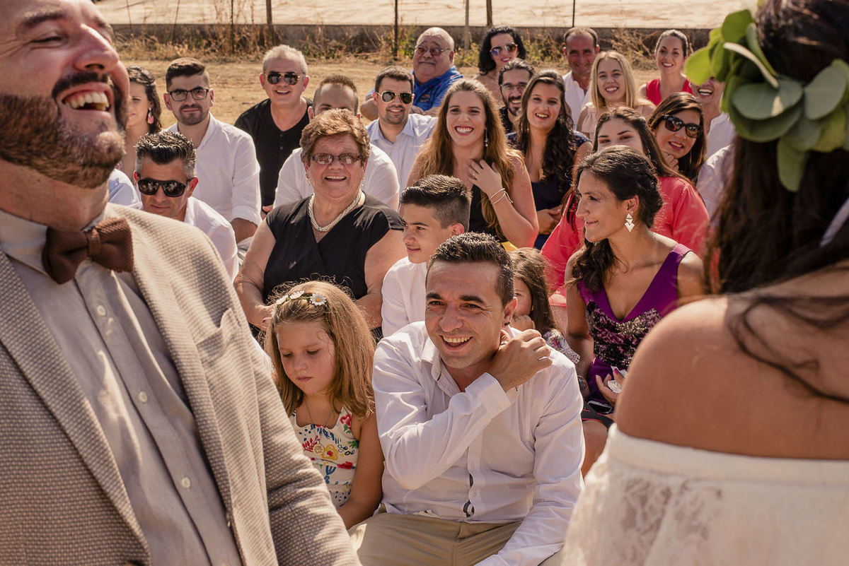 foto espontânea de noivos e padrinhos durante a cerimonia 