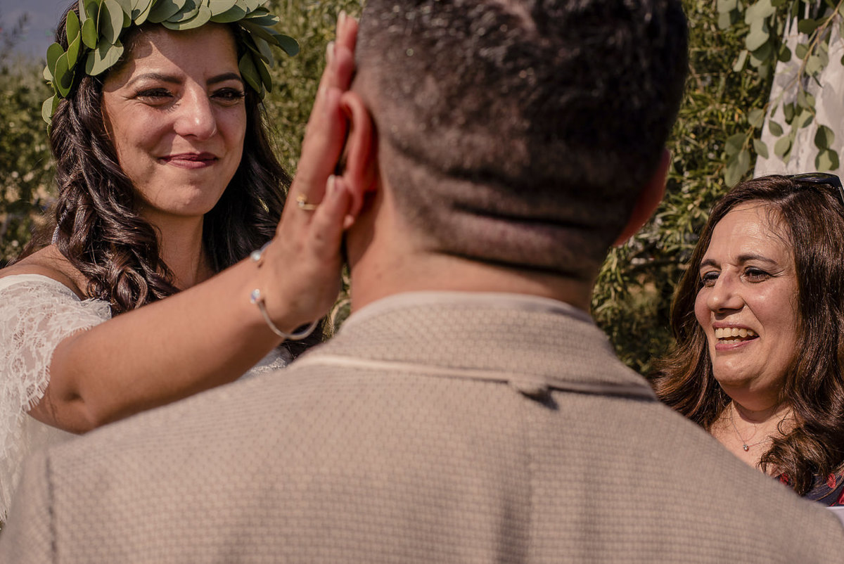 noivos emocionados durante a cerimonia