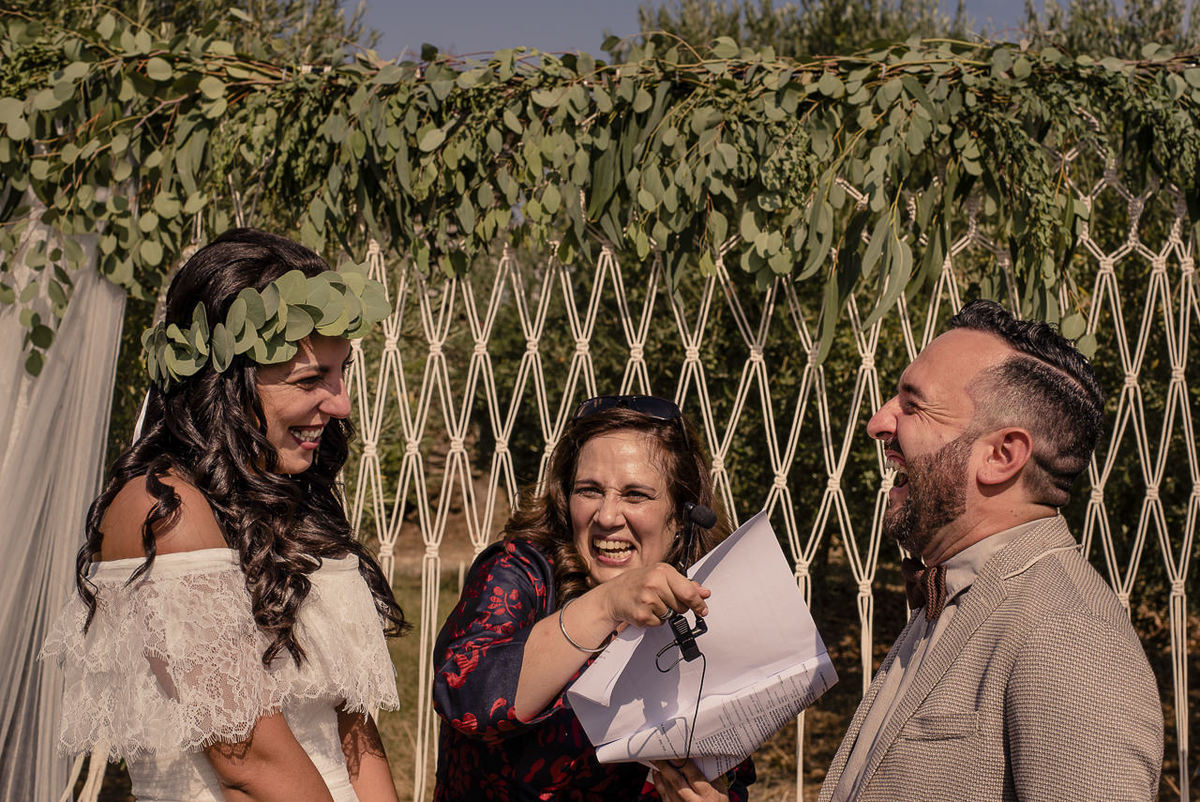 foto espontânea de noivos durante a cerimonia 