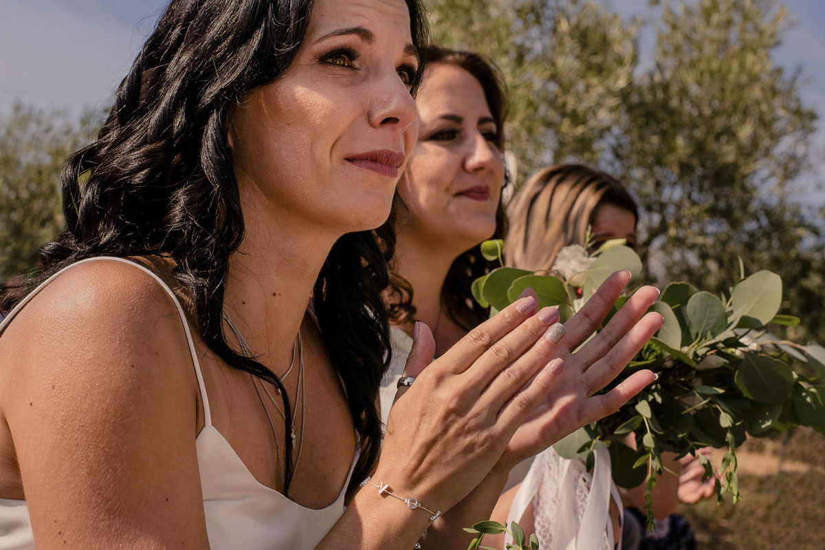 madrinha de casamento emocionada durante a cerimonia