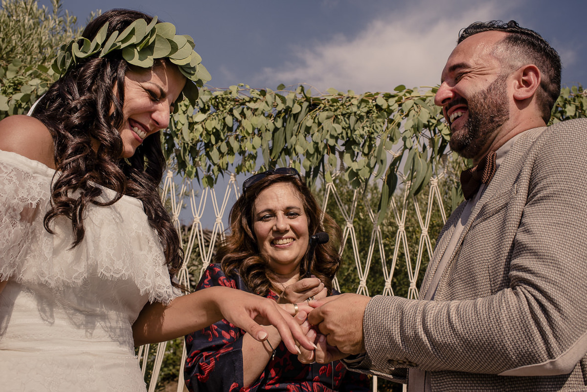 noivos felizes e descontraídos na cerimonia durante a troca das alianças