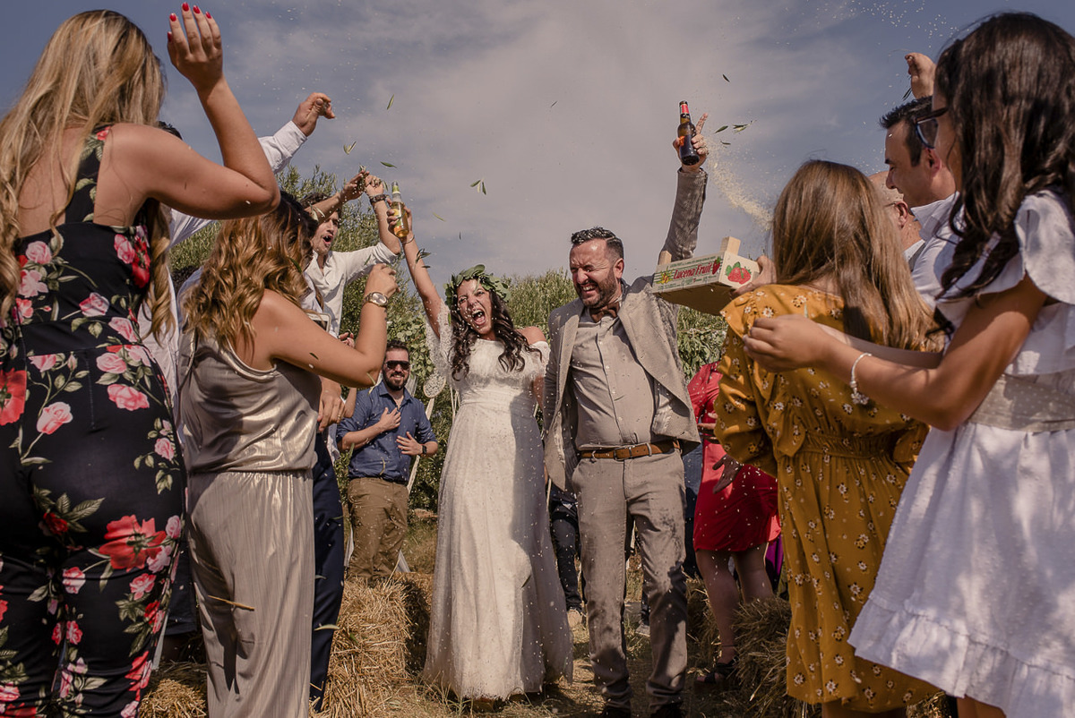 saída dos noivos com muito arroz e festa