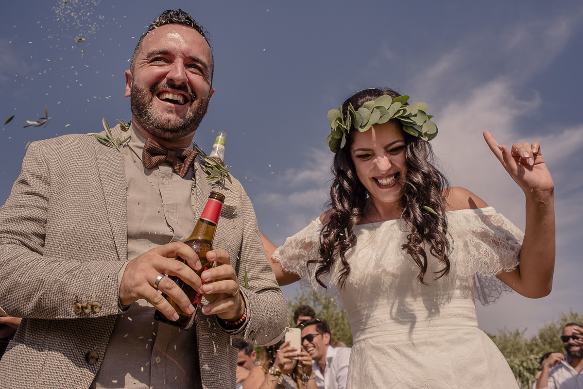 saída dos noivos com muito arroz e festa em casamento caseiro
