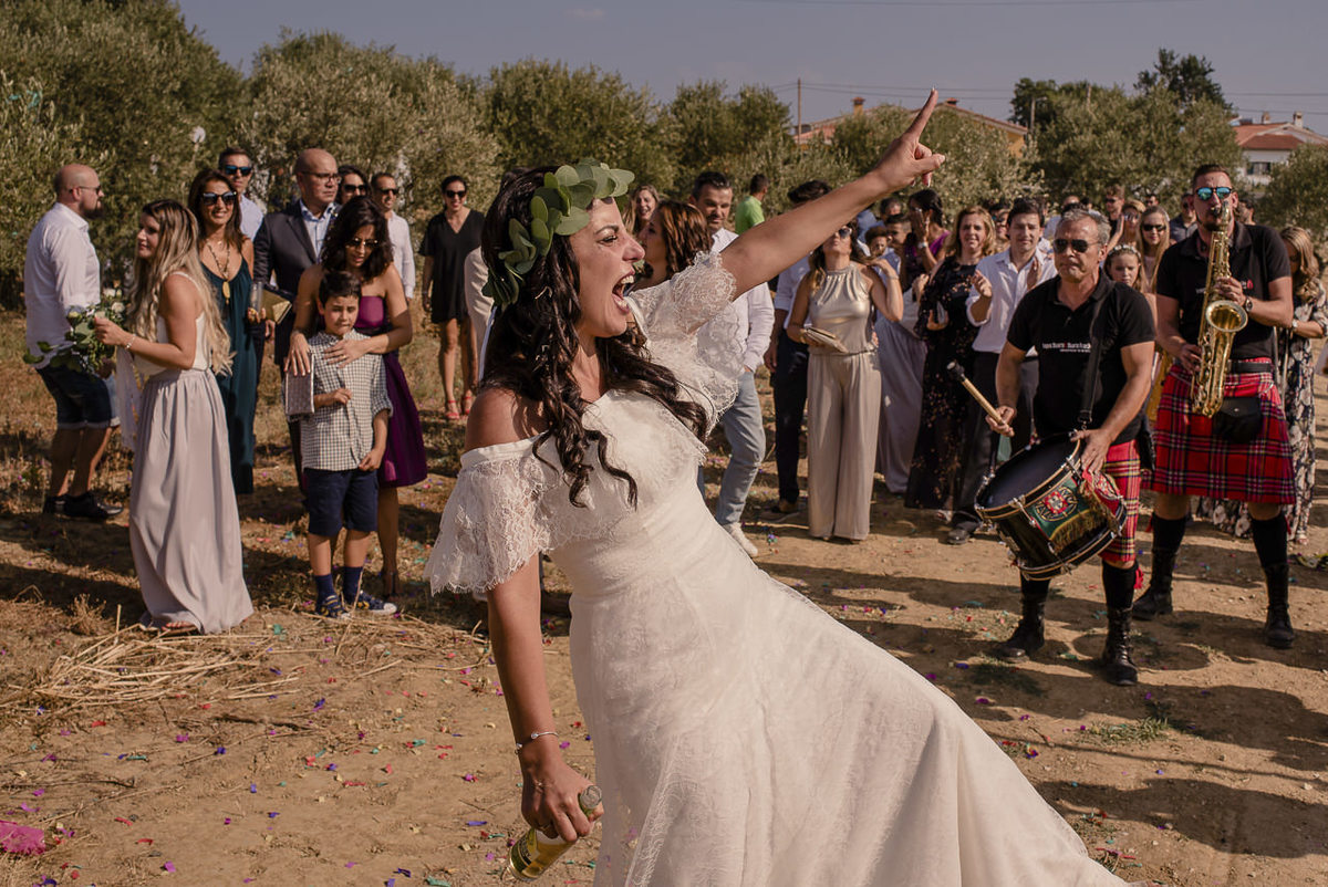 noiva descontraída aproveitando o casamento