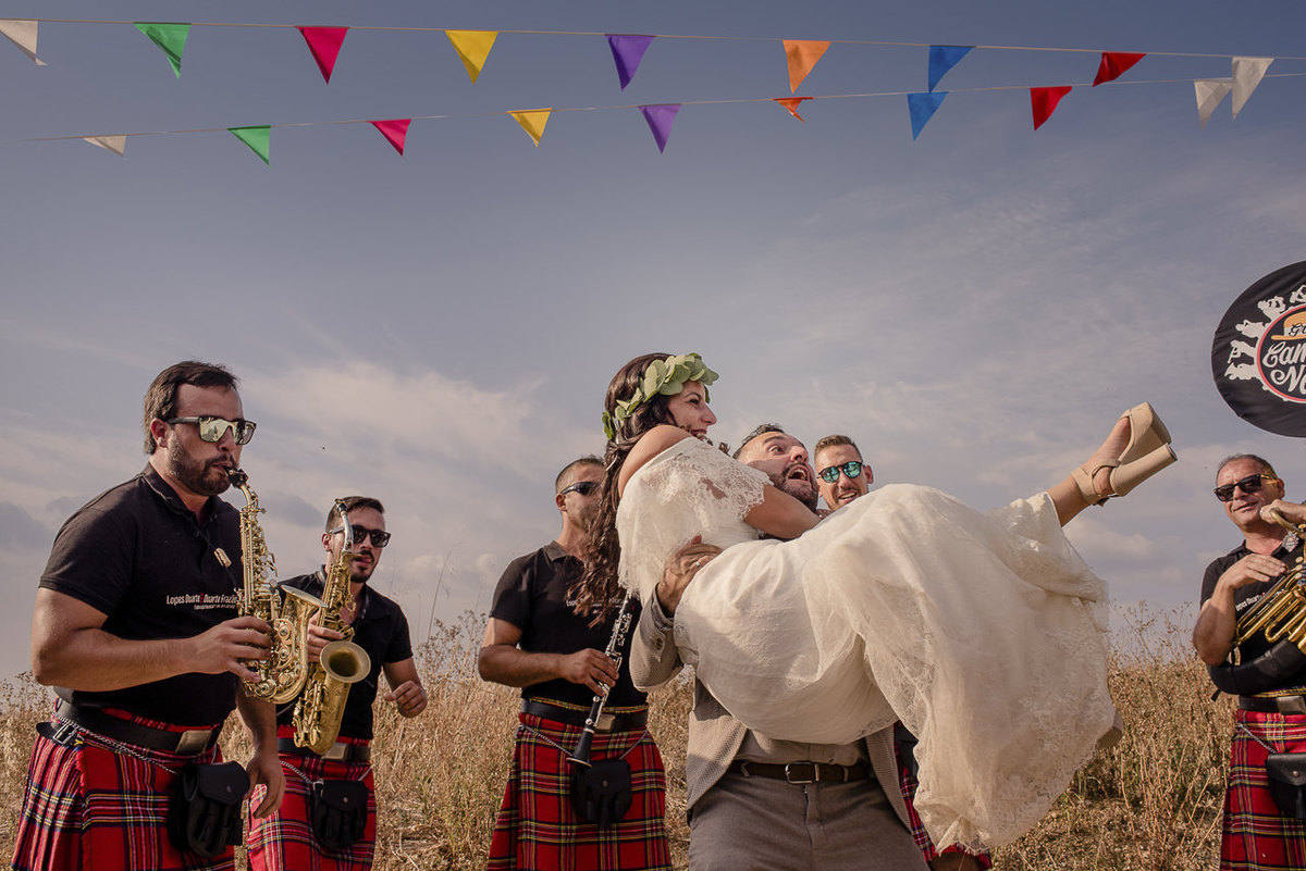 noivo com a noiva no colo