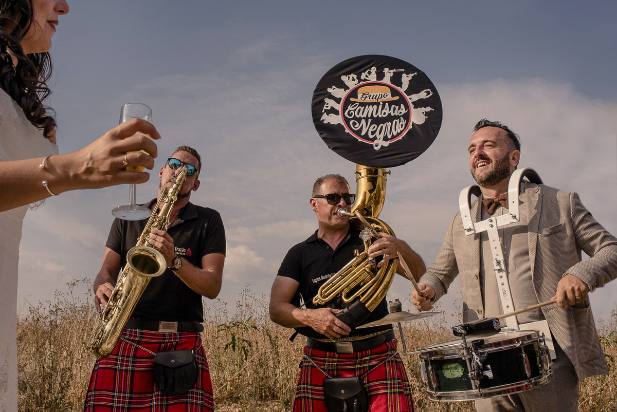noivo toca instrumento durante o seu casamento