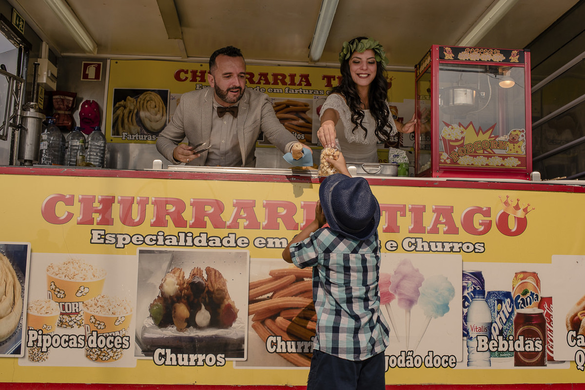 noivos comem farturas no casamento em Portugal