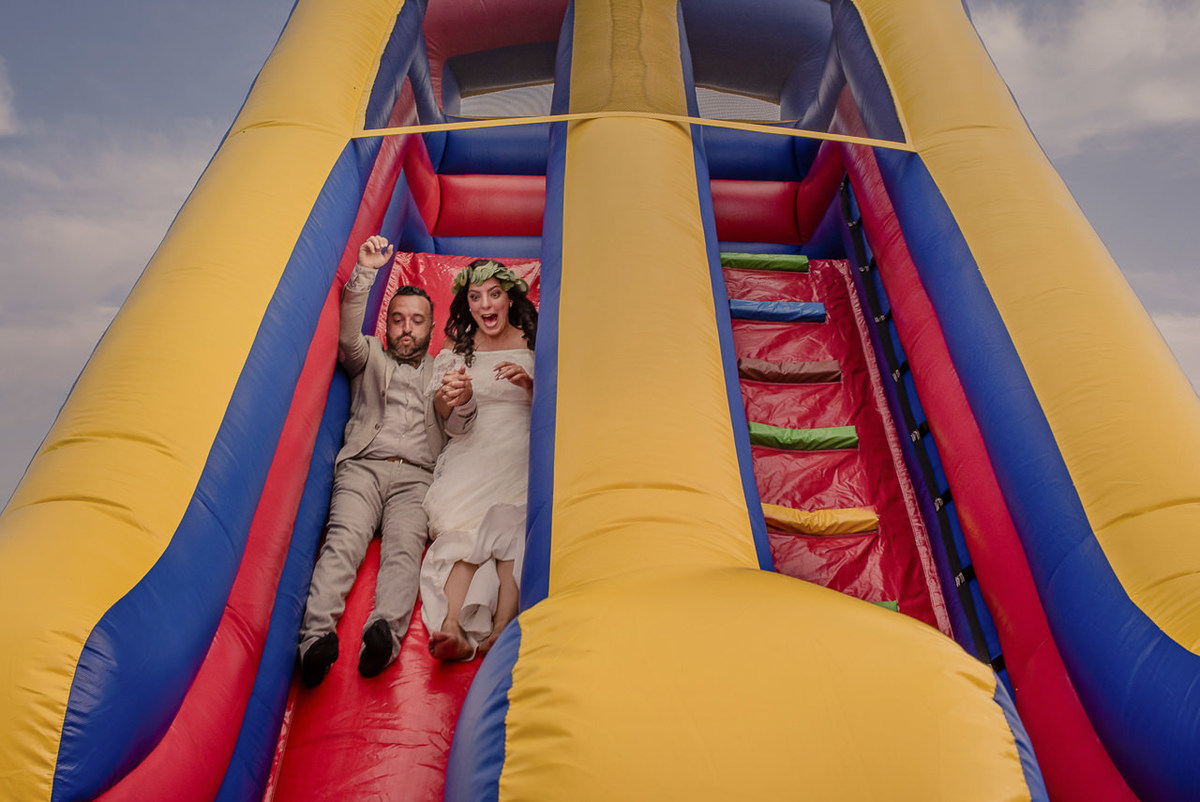 noivos no escorrega descontraídos