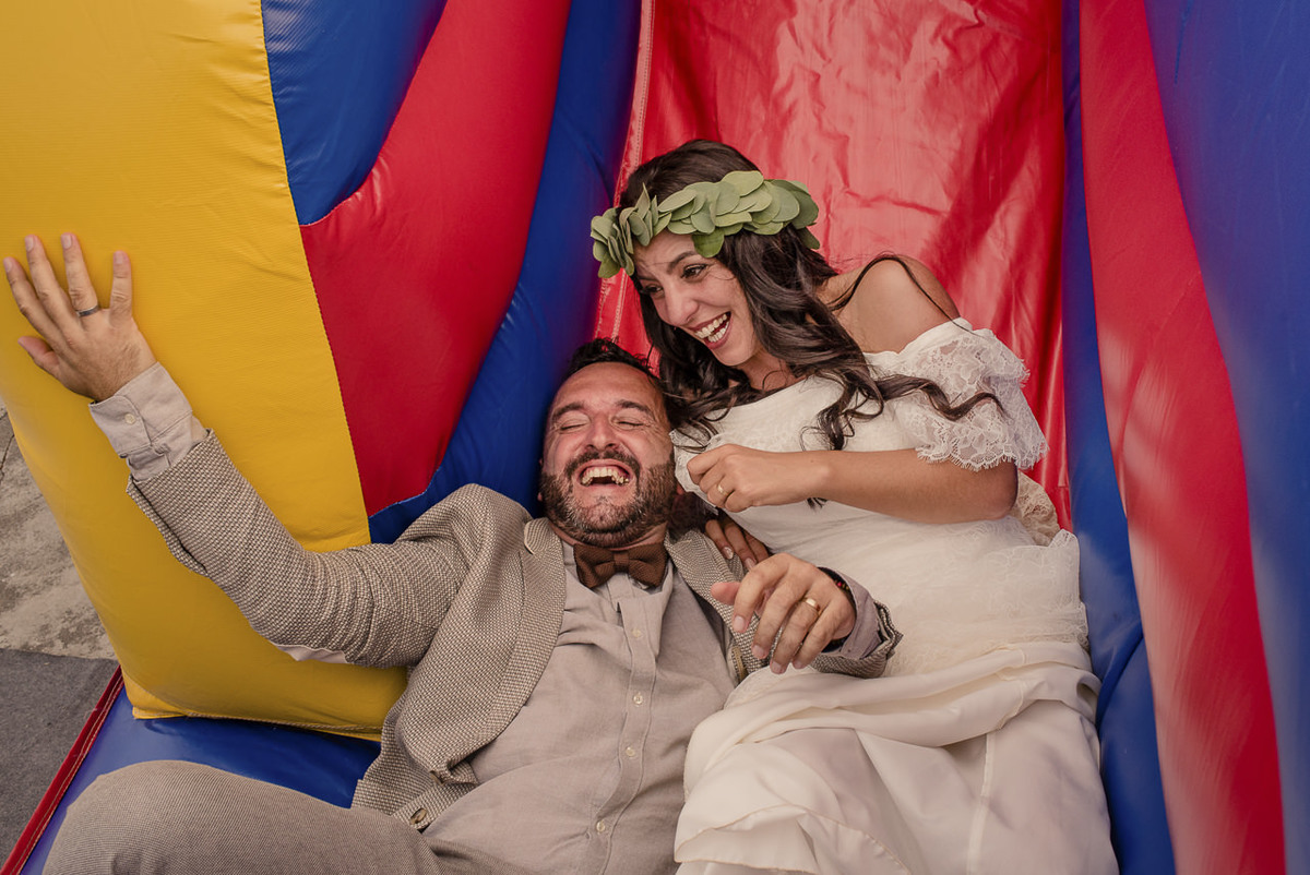 noivos divertem se no escorrega