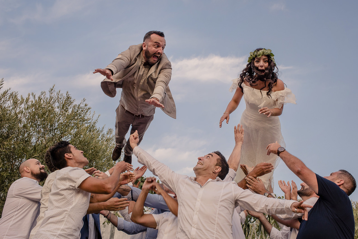 convidados atiram os noivos para o ar em casamento caseiro