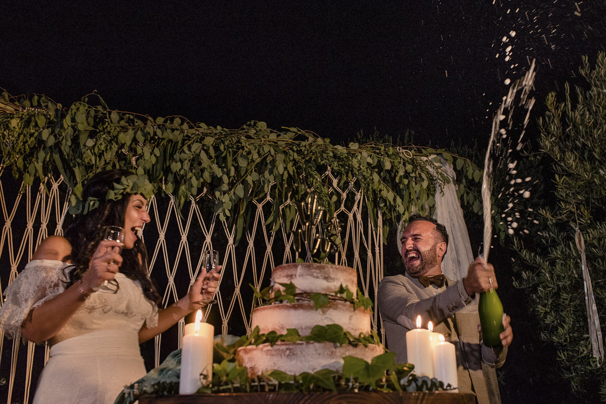 corte do bolo em casamentos com champanhe