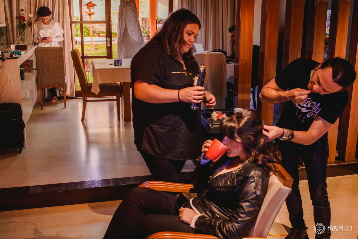 fotografia de casamento feita no making of da noiva stefi sendo feito a maquiagem e o penteado no salao de cabeleireiros
