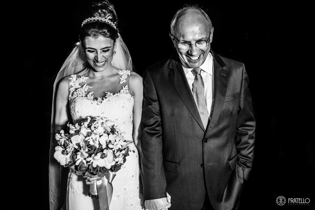 fotografia de casamento na igreja santuario no momento da entrada da noiva na igreja