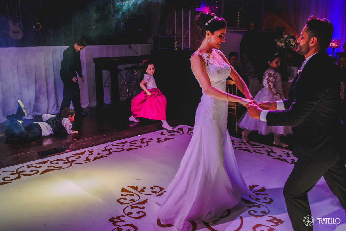 casal de noivos dancando na pista de danca no casamento no salao de festas do clube 12 de novembro em prudentopolis parana