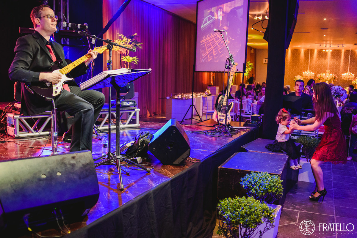 cantor animando os convidados para a chegada dos noivos na festa do casamento no centro de eventos italiano em irati