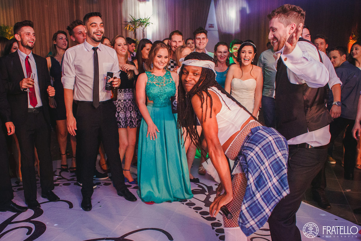 convidados alegres na festa de casamento no centro de eventos italiano em irati