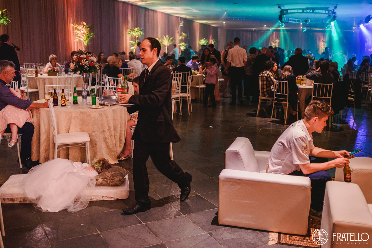 convidados cansados na festa do casamento no centro de eventos italiano em irati