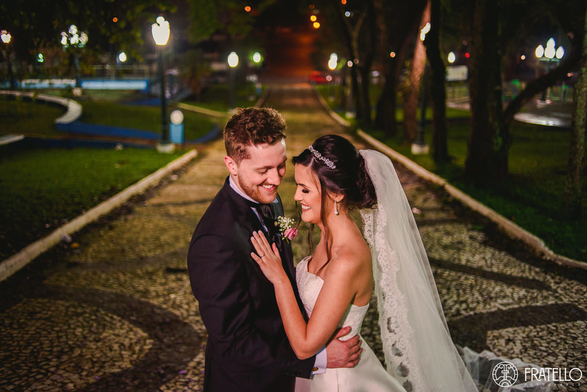 ensaio do casal de noivos apos a cerimonia na praca da igreja matriz nossa senhora da luz em irati