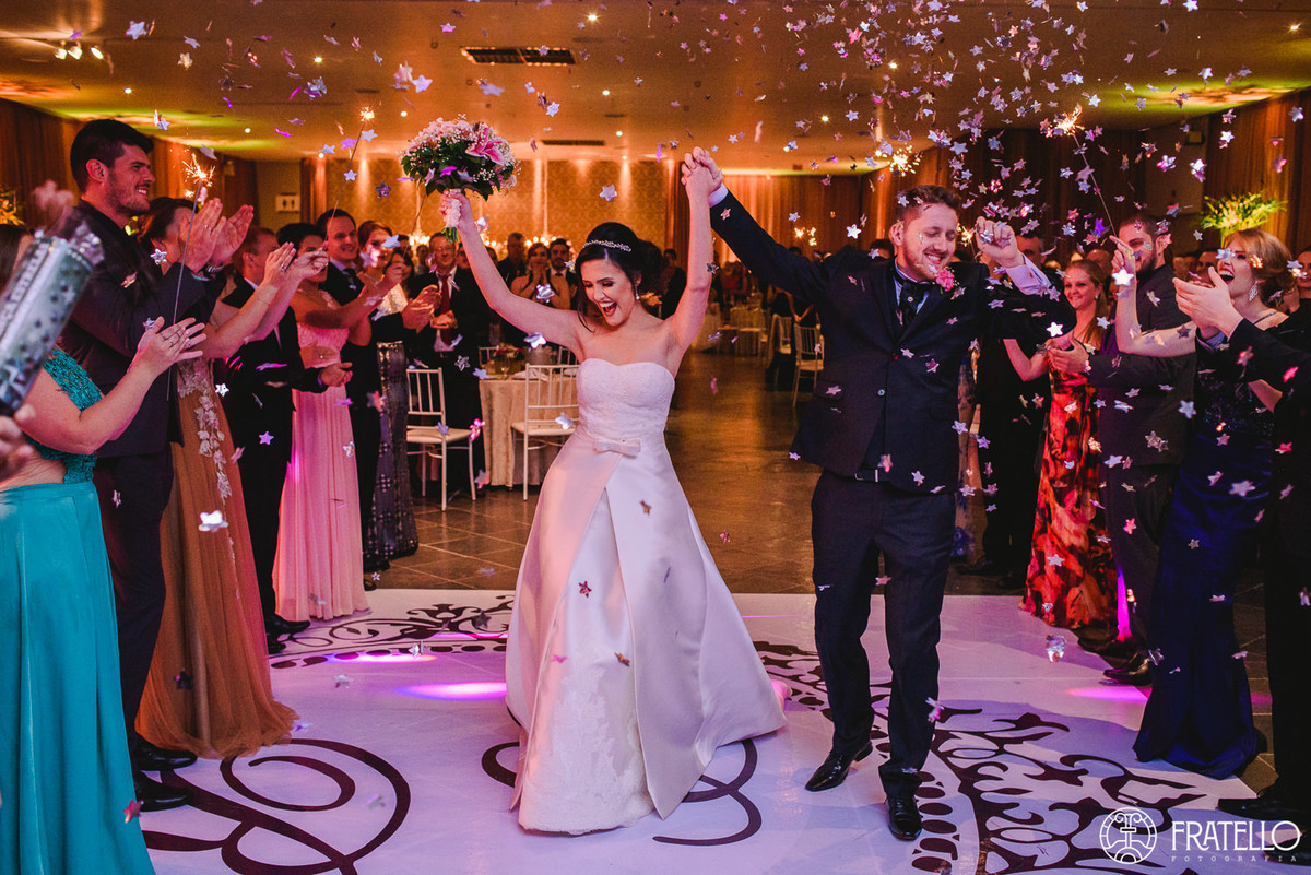 entrada alegre dos noivos na festa de casamento no centro de eventos italiano em irati