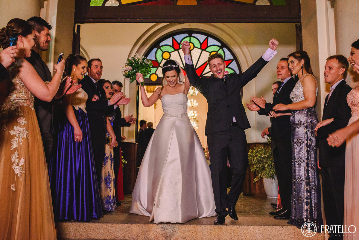 saida dos noivos alegre do casamento na frente da igreja matriz nossa senhora da luz em irati