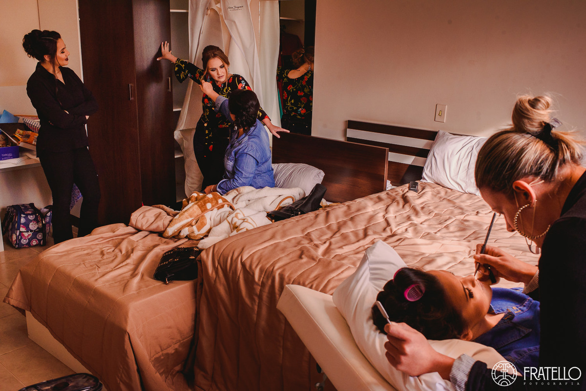 making of da noiva no hotel com sua amiga irma mae terminando a maquiagem