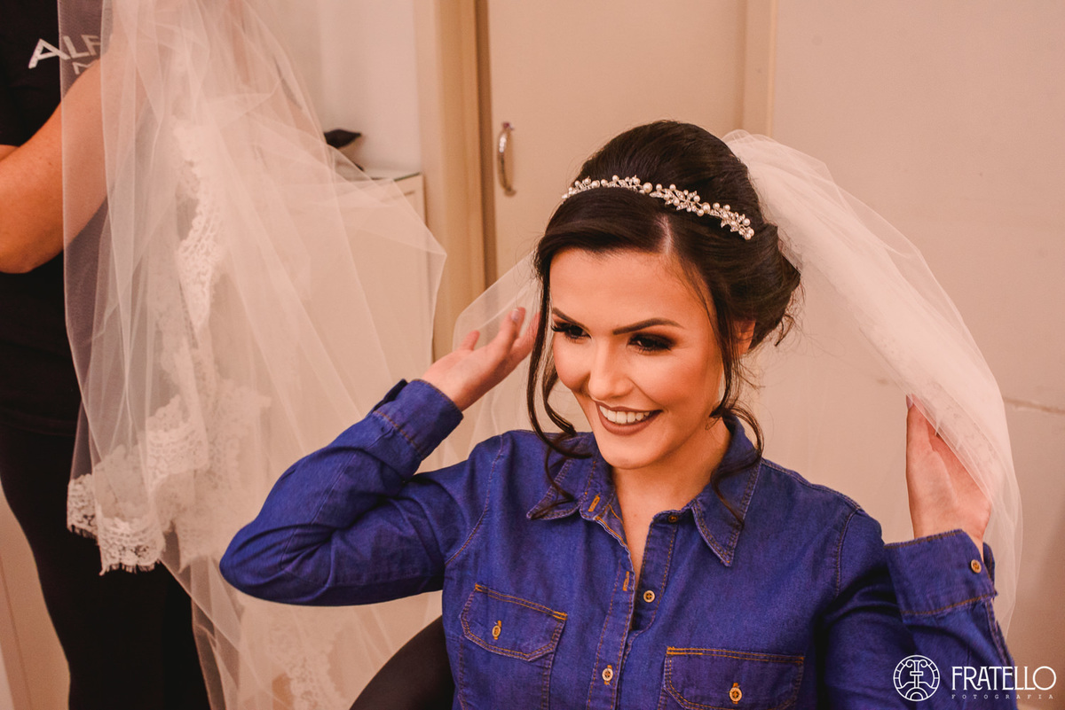 noiva colocando o véu no salão de beleza em irati